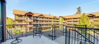 Walk to the Lake: Chelan Condo w/ Mtn Views!