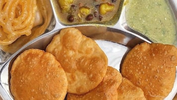 Petit déjeuner préparé sur commande (90 INR par personne)