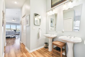 2 habitaciones, escritorio, tabla de planchar con plancha y wifi gratis 