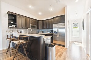 冷蔵庫、電子レンジ、オーブン、コンロ