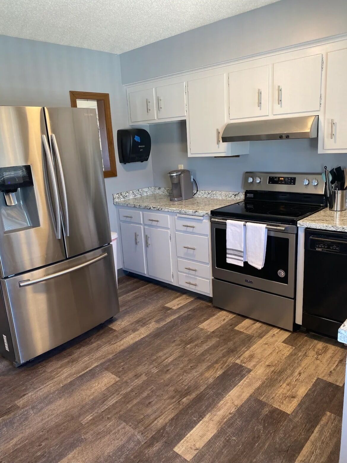 Kylskåp, mikrovågsugn, ugn och spishäll