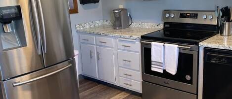 Kylskåp, mikrovågsugn, ugn och spishäll