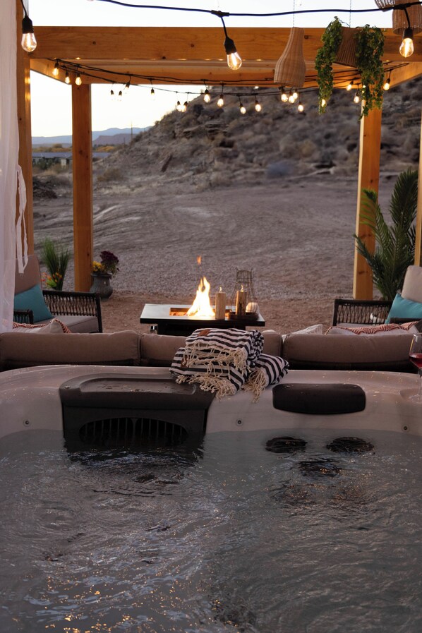 Outdoor spa tub