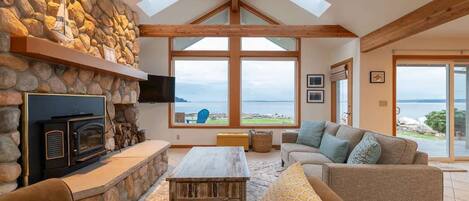 Televisión y chimenea