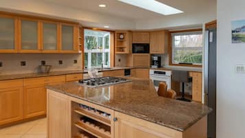 冰箱、微波炉、烤箱、炉灶