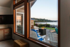 Interior - Beach Cove: Waterfront Getaway with Kayaks (Kingston)