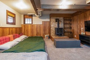 4 chambres, bureau, fer et planche à repasser, lit parapluie