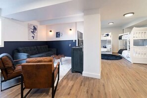 4 slaapkamers, een bureau, een strijkplank/strijkijzer, reisbedje