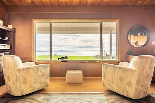 An Exciting Salish Escape w/ Waterfront View