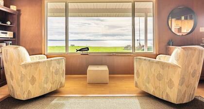 An Exciting Salish Escape w/ Waterfront View