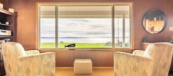 An Exciting Salish Escape w/ Waterfront View