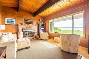 TV, fireplace - An Exciting Salish Escape w/ Waterfront View (Kingston)