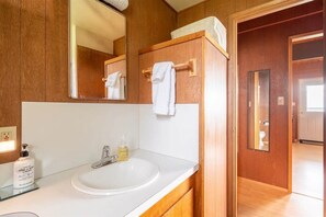 Dusj, hårføner, håndklær og såpe