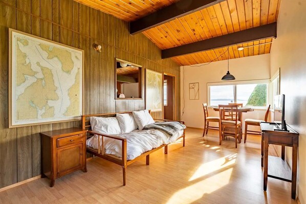 2 bedrooms, iron/ironing board, travel cot, WiFi