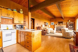 Fridge, microwave, oven, stovetop - An Exciting Salish Escape w/ Waterfront View (Kingston)