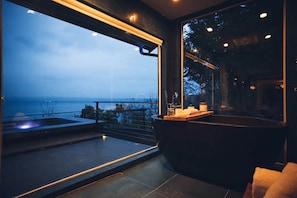 Interior - Saltwood | Waterfront, Hot tub, Beach, Wildlife (Kingston)