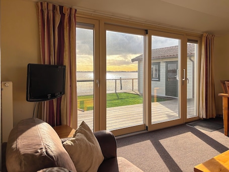 Standard Bungalow, 2 Bedrooms, Overwater | Blackout drapes, iron/ironing board, free WiFi, bed sheets. Visserslust Rooms, Appartments and Houseboats