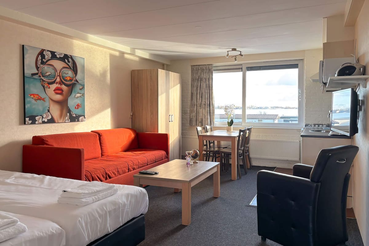 Basic Studio, Lakeside | 4 bedrooms, blackout drapes, iron/ironing board, free WiFi