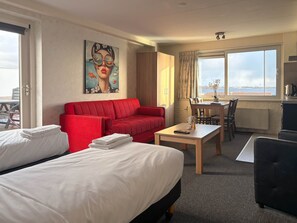 Studio tiện nghi đơn giản, cạnh hồ | Màn/rèm cản sáng, bàn   ủi/dụng cụ ủi quần áo 