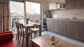 Refrigerador con freezer, microondas, placa de cocina, lavavajillas