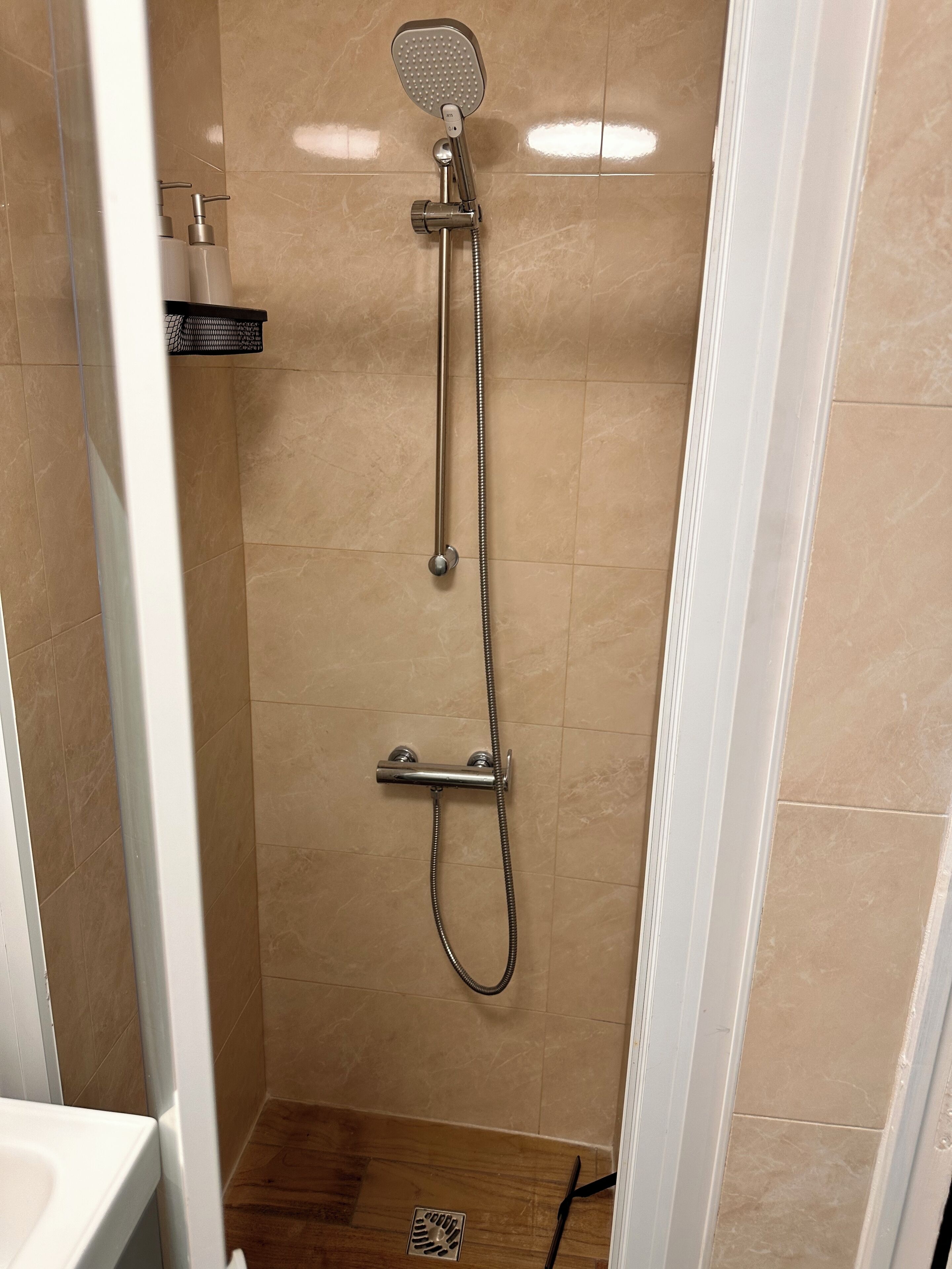 Doccia, asciugacapelli, asciugamani, sapone