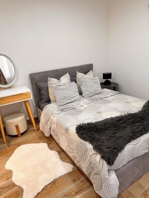 1 chambre, lit parapluie, Wi-Fi gratuit, draps fournis