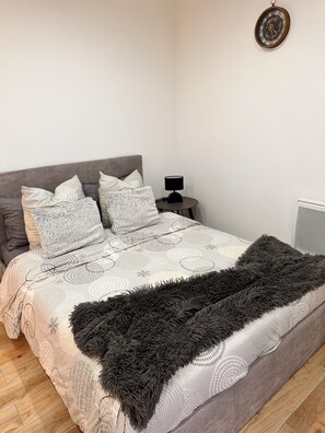 1 chambre, lit parapluie, Wi-Fi gratuit, draps fournis