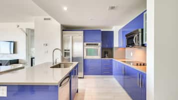 Fridge, microwave, stovetop, dishwasher