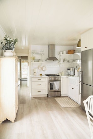 Fridge, oven, stovetop, coffee/tea maker