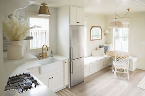 Fridge, oven, stovetop, coffee/tea maker