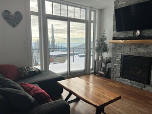 Een smart-tv en een open haard