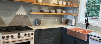 Spacious home with amazing views, private hot tub, laundry, BBQ & pet-friendly!