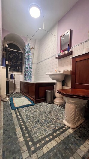 ヘアドライヤー、タオル、石鹸、シャンプー