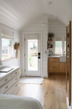 1 室のベッドルーム、デスク、アイロン / アイロン台、WiFi (無料)