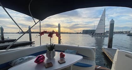 A romantic night for couples in the yacht in Marina del Rey, Los Angeles