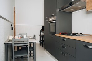 Microwave, oven, dishwasher - Vacation House "I Ricordi di San Pietro" 200 meters from St. Peter's Square (Roma)