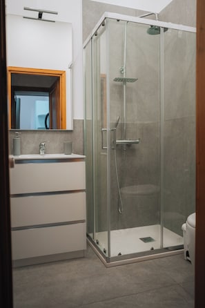 Een douche, een haardroger, een bidet, handdoeken