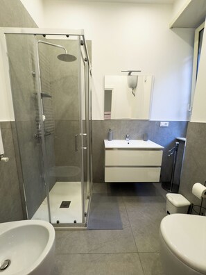 Dusche, Haartrockner, Bidet, Handtücher