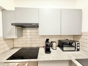 Kjøleskap, mikrobølgeovn, ovn og kokeplater