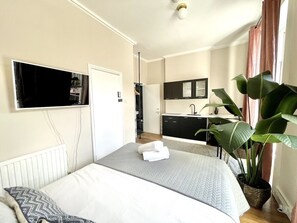 1 bedroom, iron/ironing board, internet, bed sheets