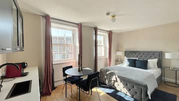 1 habitación, tabla de planchar con plancha, internet y ropa de cama