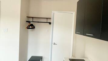 Refrigerador, parrilla de estufa y cafetera y tetera