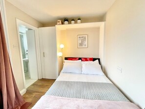 1 bedroom, iron/ironing board, WiFi, bed sheets - Suite with Private Bathroom in Camden (Greater London)