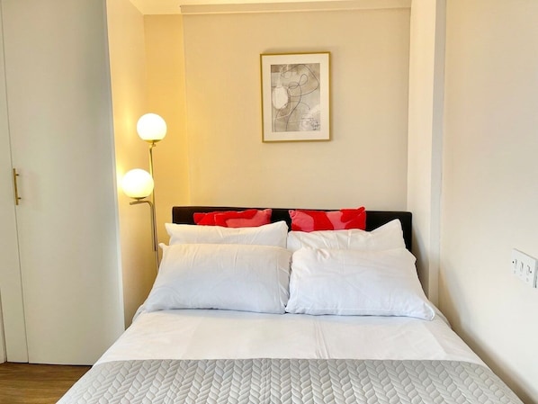 1 bedroom, iron/ironing board, WiFi, bed sheets - Suite with Private Bathroom in Camden (Greater London)