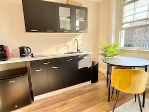Fridge, stovetop, coffee/tea maker, cookware/dishes/utensils - Studio flat in Camden (Greater London)