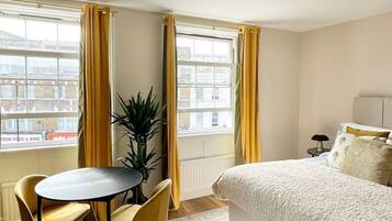 1 habitación, tabla de planchar con plancha, internet y ropa de cama