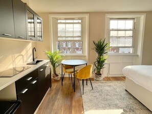 1 habitación, tabla de planchar con plancha y acceso a internet 