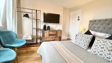 1 habitación, tabla de planchar con plancha, wifi y ropa de cama