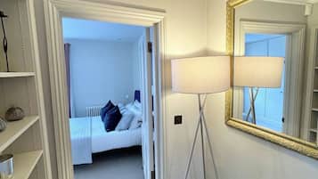 2 bedrooms, iron/ironing board, Internet, bed sheets