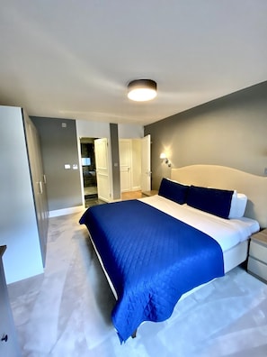 3 habitaciones, tabla de planchar con plancha, internet y ropa de cama 